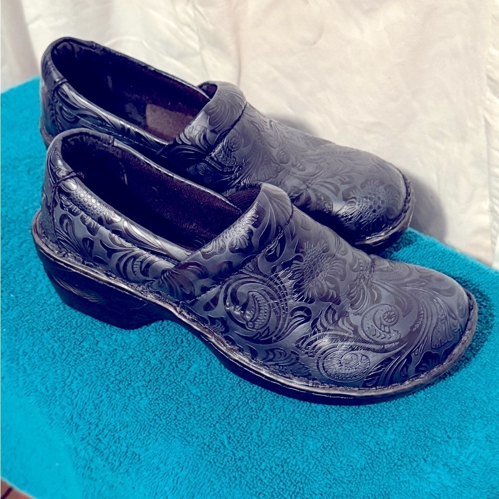 B.O.C Nursing Shoes Women's US Size 8M Navy Blue Paisley Embossed Clogs VGUC